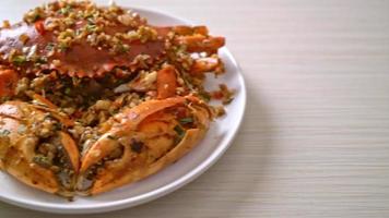 mexa o caranguejo frito com sal e pimenta picante - estilo de frutos do mar video