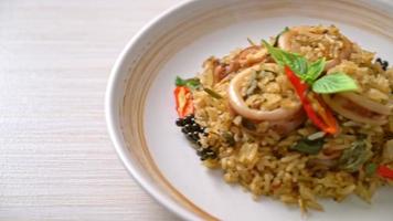 manjericão caseiro e arroz frito com ervas picantes com lula ou polvo - comida asiática