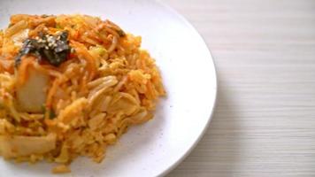 arroz frito kimchi com algas marinhas e gergelim branco - comida coreana video