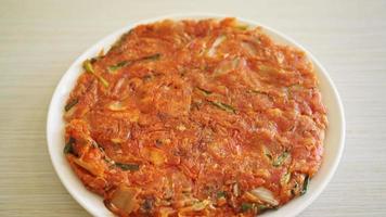 Koreaanse kimchi-pannenkoek of kimchijeon - gebakken gemengd ei, kimchi en bloem - Koreaanse voedselstijl video