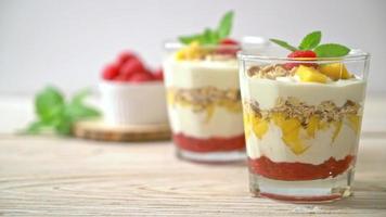 zelfgemaakte verse mango en verse framboos met yoghurt en granola - healthy food style video