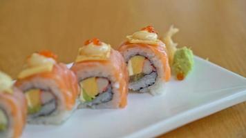 Lachsrolle Sushi mit Sauce oben - japanische Küche video