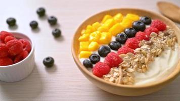 hausgemachte Joghurt-Bowl mit Himbeere, Heidelbeere, Mango und Müsli - gesunder Food-Style video