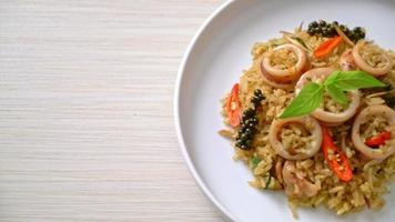 manjericão caseiro e arroz frito com ervas picantes com lula ou polvo - comida asiática
