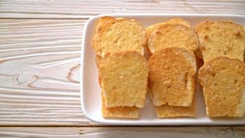 gebackenes knuspriges Brot mit Butter und Zucker video