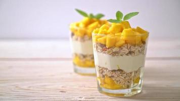 yaourt à la mangue fraîche avec granola en verre - style alimentaire sain video