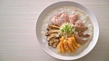 sopa de arroz de cerdo o papilla con tazón de cerdo video