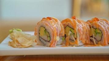 Sushi roll de salmão com molho por cima - comida japonesa