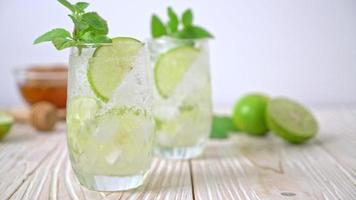 iced lime soda with mint - refreshing drink video