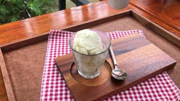 verter café sobre helado de vainilla para hacer un café affogato video