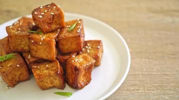tofu frito con sésamo blanco y salsa teriyaki - estilo de comida vegana y vegetariana video