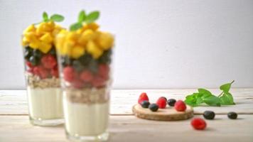 manga, framboesa e mirtilo caseiros com iogurte e granola - estilo de comida saudável