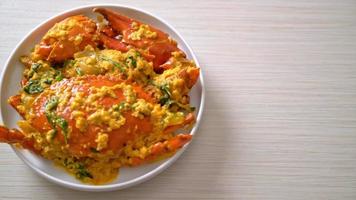 mexa o caranguejo frito com curry em pó - estilo frutos do mar