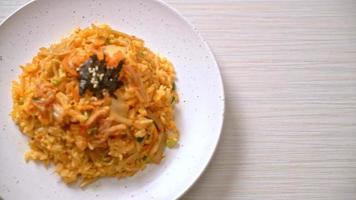 arroz frito con kimchi con algas y sésamo blanco - estilo de comida coreana video