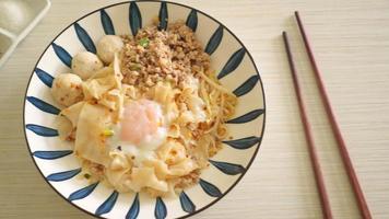 dried spicy noodles with minced pork, meat balls and egg video