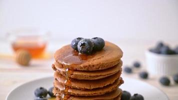 choklad pannkaka stack med blåbär och honung på tallrik video