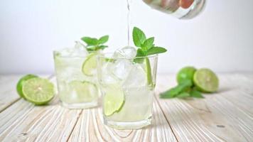 refrigerante de lima gelado com menta - bebida refrescante video