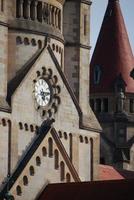 torre de una iglesia con un reloj foto