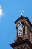 figura y cruz en una iglesia foto