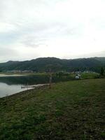 vista diurna desde la orilla del lago foto