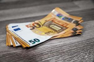 fajo de billetes de 50 euros con alfiler foto