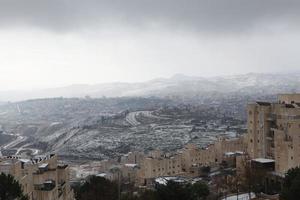 nieve en jerusalén y las montañas circundantes foto