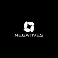 diseño de logotipo simple de estrella negativa vector