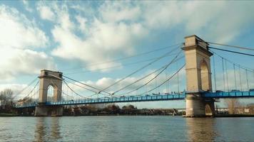 timelapse trasporto urbano sulla vista del ponte di Port l'anglais dal lato del fiume Senna video