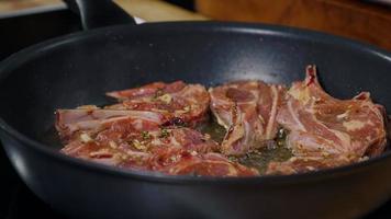 cocina de cordero. delicioso plato de carne. video