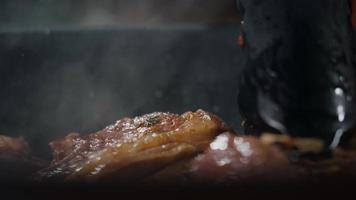 close-up saborosa fritura de carne de cordeiro. video