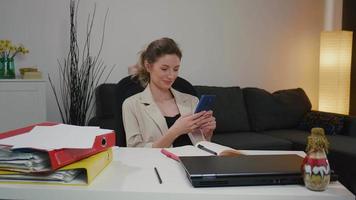 femme utilisant un smartphone après une journée de travail réussie. video