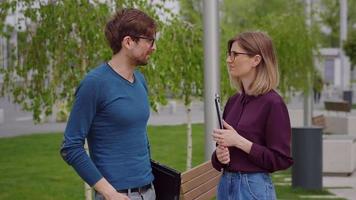junger Mann und Frau sprechen traurig über einen Misserfolg. video