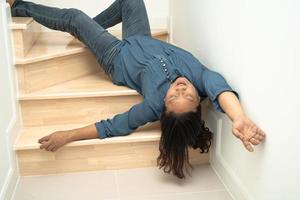 Señora asiática mujer paciente caer por las escaleras porque superficies resbaladizas foto