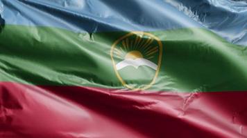 Karatschai-Tscherkessien-Flagge weht langsam auf der Windschleife. Karachay-Cherkess-Banner wiegt sich sanft im Wind. voll ausfüllender Hintergrund. 20 Sekunden Schleife. video
