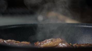 Dampf vom Steakgaren in einer Pfanne. video