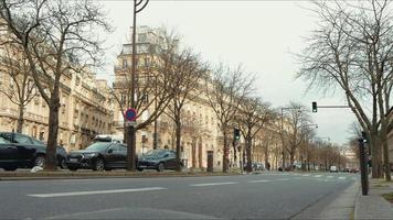 paris, frança janeiro de 2022 - timelapse da paisagem urbana, vida urbana, tráfego urbano no inverno