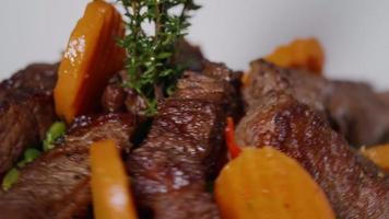 apresentação de refeição de carne na chapa branca close-up imagens. video