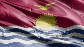 Kiribati-vlag die op de windlus zwaait. kiribat banner zwaaiend op de wind. volledige vulling achtergrond. 10 seconden lus. video