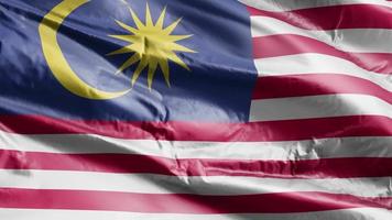 malaysische Flagge weht auf der Windschleife. malaysisches Banner, das im Wind schwankt. voll ausfüllender Hintergrund. 10 Sekunden Schleife. video