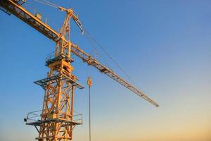 grúas de construcción en cielo azul en el sitio de construcción. foto