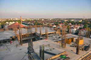 sitio de construcción y fondo de puesta de sol. foto