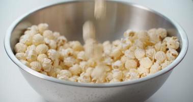 vrouwen mengen popcorn met hun handen in de bakkom, slow motion, 4k video