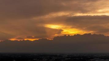 time-lapse 4k nuvola al tramonto che si allontana dallo sfondo colorato astratto video
