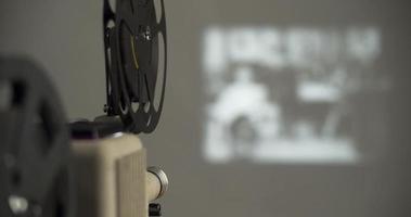 8-mm-Filmprojektor altes Retro-altes Kino in der Dunkelkammer video