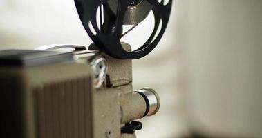 Projecteur de film 8 mm vieux rétro vieux cinéma dans la chambre noire video