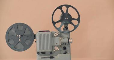 Proyector de películas de 8 mm antiguo cine retro antiguo en el cuarto oscuro video