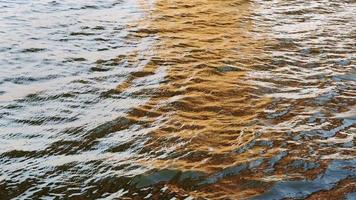 eau texturée et reflets dans la rivière, 4k video