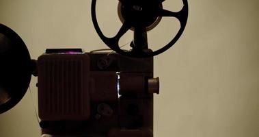 Projetor de filme de 8 mm antigo cinema retrô antigo na sala escura video