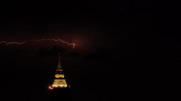 la foudre d'un orage frappe une pagode en thaïlande