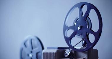 Proyector de películas de 8 mm antiguo cine retro antiguo en el cuarto oscuro video